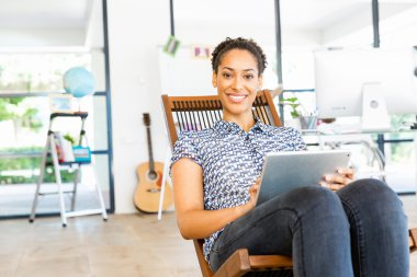 Afro-Amerikan ofis çalışanı iş içinde gülümseyen portresi