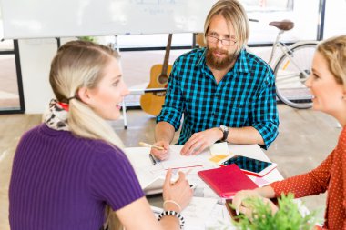 Genç Ofis çalışanları tartışıyor