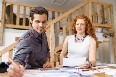 Ofisteki iki genç mimar