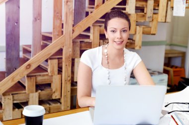 Görevdeki genç bayan.