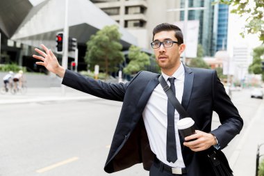 Genç İşadamları için bir taksi yağıyor