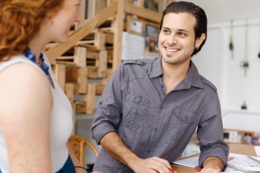 Ofisteki iki genç mimar