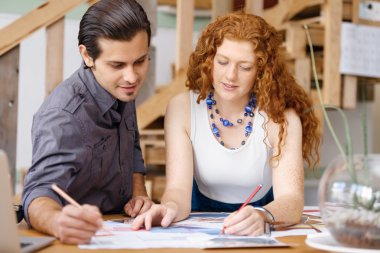 Ofisteki iki genç mimar