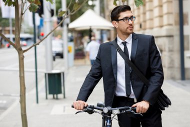 Bisikletli genç işadamları