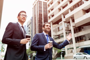 İki genç işadamları için bir taksi yağıyor