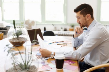 Genç adam mimar ofis