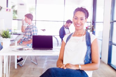 Afro-Amerikan ofis çalışanı iş içinde onun meslektaşları ile gülümseyen portresi