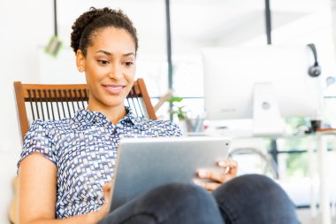 Afro-Amerikan ofis çalışanı iş içinde oturan gülümseyen portresi