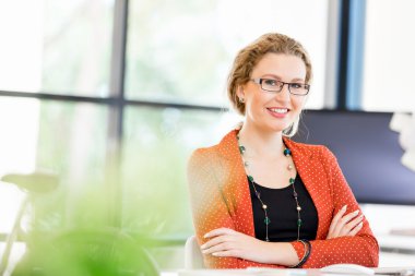 Görevdeki genç bayan.