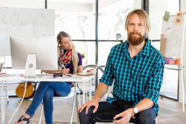 Genç adam ofiste çalışıyor.