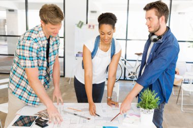 Genç Ofis çalışanları veya bir takım olarak öğrenciler