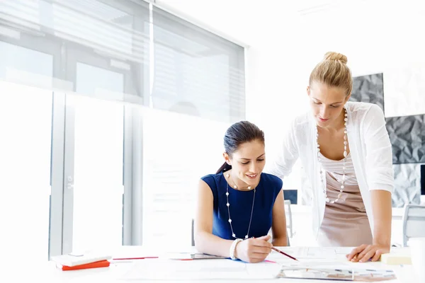 Twee vrouwelijke collega 's in functie — Stockfoto