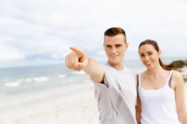 Pareja de corredores parados juntos en la playa —  Fotos de Stock