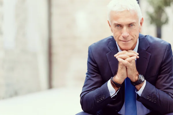 Retrato de empresario confiado al aire libre — Foto de Stock