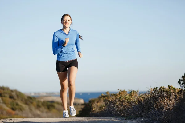 Sportler joggen am Strand beim Training — Stockfoto