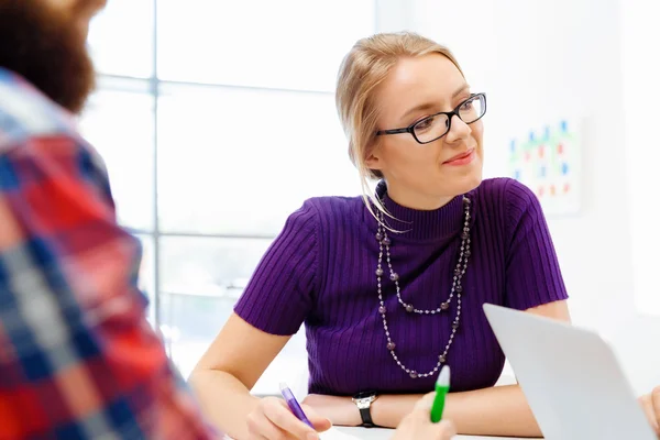 Kreativa affärskvinna i office — Stockfoto