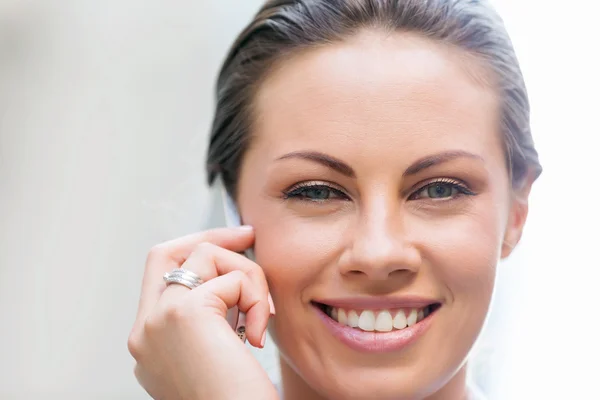 Portrait de femme d'affaires souriant en plein air — Photo