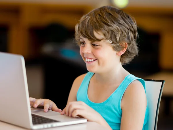Lille dreng med laptop - Stock-foto