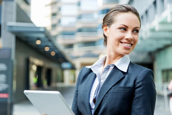 Portrait of business woman smiling outdoor — Stock Photo, Image