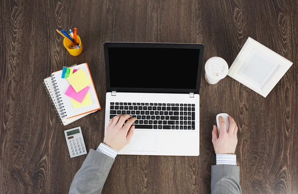 Büroarbeitsplatz mit Büromaterial und Laptop — Stockfoto