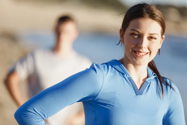 Jeune couple sur la plage d'entraînement ensemble — Photo