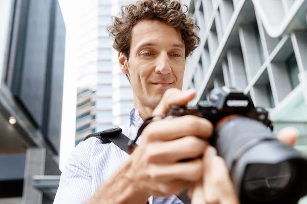 Male photographer taking picture — Stock Photo, Image