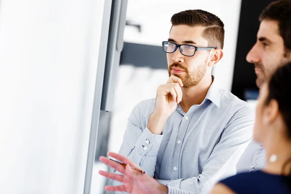 Gente de negocios en oficina moderna —  Fotos de Stock