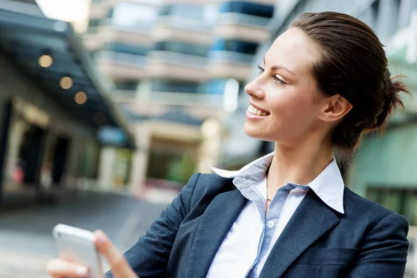 Retrato de mujer de negocios sonriendo al aire libre — Foto de Stock