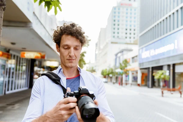 Male photographer taking picture — Stock Photo, Image