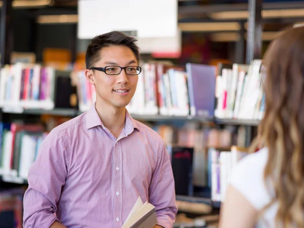 Twee jonge studenten in de bibliotheek — Stockfoto