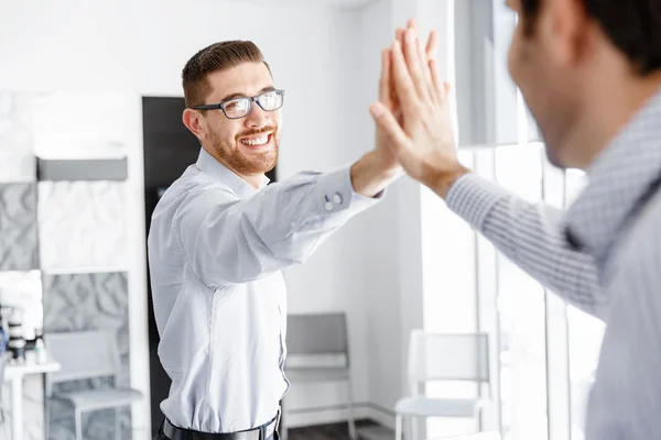 Zwei gutaussehende Geschäftsleute im Amt — Stockfoto