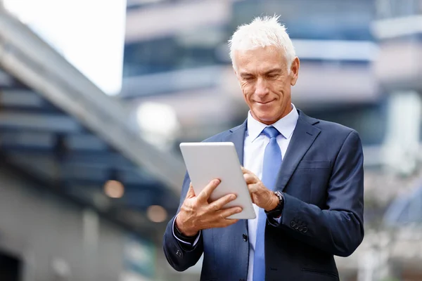 Senior affärsman anläggning touchpad — Stockfoto