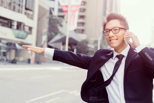 Waving for a taxi in city — Stock Photo, Image