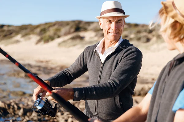 Senior man vissen met zijn kleinzoon — Stockfoto