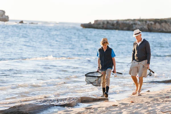 Senior homme pêche avec son petit-fils — Photo