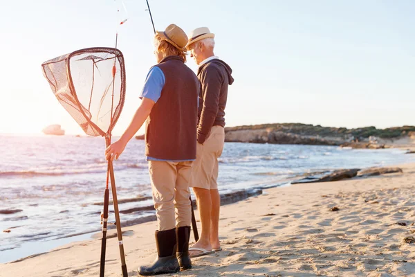 Senior homme pêche avec son petit-fils — Photo