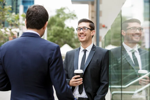 Twee zakenlieden praten buiten — Stockfoto