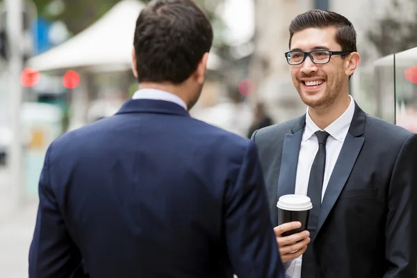 Deux hommes d'affaires parlent à l'extérieur — Photo