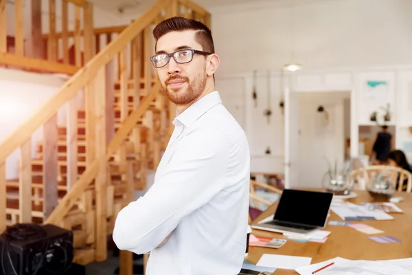 Young adult in offfice smiling into the camera — Stock Photo, Image