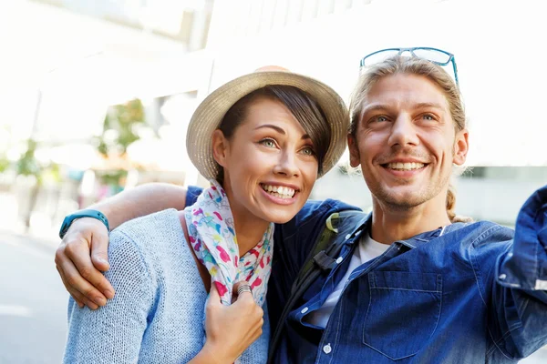 Coppia sorridente con la fotocamera — Foto Stock