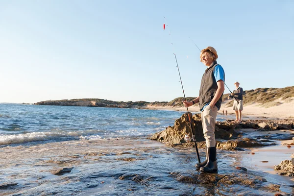 Adolescent garçon pêche en mer — Photo