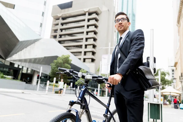 Jóvenes empresarios con una bicicleta — Foto de Stock