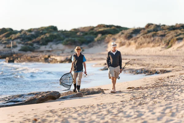 Senior homme pêche avec son petit-fils — Photo