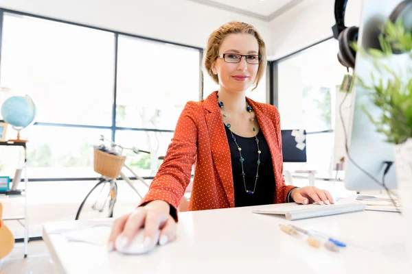 Young woman in office — Stock Photo, Image