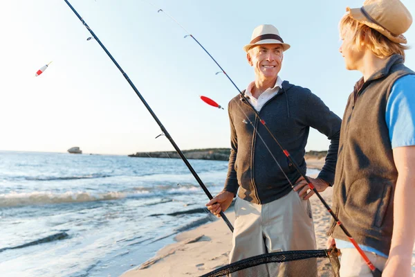 Senior homme pêche avec son petit-fils — Photo