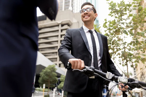 Jóvenes empresarios con una bicicleta — Foto de Stock