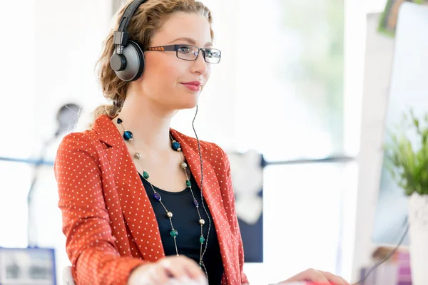 Junge Frau mit Handy im Büro — Stockfoto