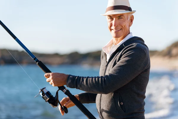 Senior mens vissen op zee zijkant — Stockfoto