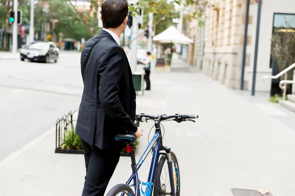 Jeunes hommes d'affaires avec un vélo — Photo