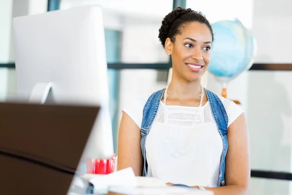 Portrait of smiling afro-american office worker sitting in offfice — Stock Photo, Image